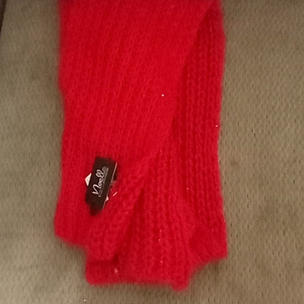 Red knitted scarf, acrylic and polyester